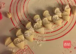 Illustration of how to make dumplings stuffed with sophora flower stuffing 6