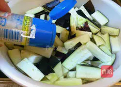 Illustration of how to make oyster sauce and eggplant noodles 1