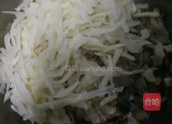 Illustration of how to make potato and pickled vegetable buns 8