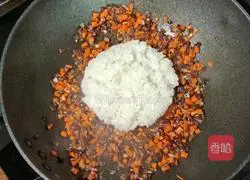 Illustration of how to make fried rice with carrots, fungus and eggs 10