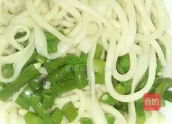 Illustration of how to make cold beans and noodles 4
