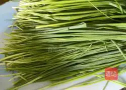 Illustration of how to make spring onion and egg pie 1