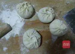 Illustration of how to make seaweed and pork stuffed buns 6