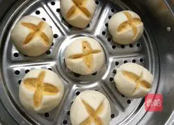 Illustration of how to make pumpkin blossom steamed buns 2 