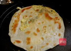 Illustration of how to make egg-filled pancakes 9