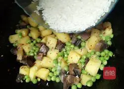 Illustration of how to make bacon braised rice 9