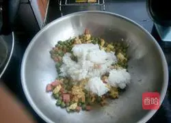Illustration of how to make egg fried rice 3