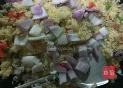 Illustration of how to make colorful fried rice 8