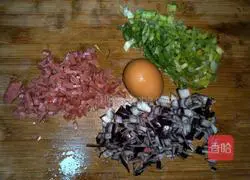 Illustration of how to make colorful egg fried rice 1
