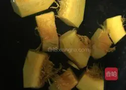 Illustration of how to make plum blossom steamed dumplings 1