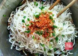 Illustration of how to make scallion noodles 6