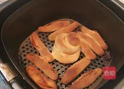 Illustration of how to make sugar-filled sesame cake 11