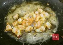 Illustration of how to make golden fried rice with celery and shrimp 7