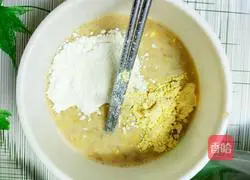 Illustration of how to make banana egg pancake 4