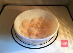 Illustration of how to make krill and three delicacies fried rice 2