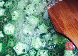 Illustration of how to make okra pancake with electric baking pan 4