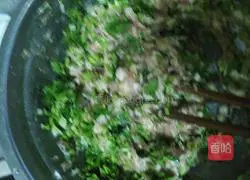 Illustration of how to make pork and coriander wonton stuffing 12