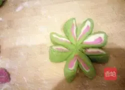 Illustration of how to make plum blossom steamed buns 12