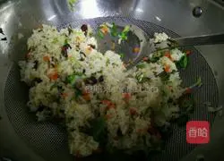 Illustration of how to make fried rice with sausage and pickled vegetables 8