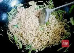 Illustration of how to make celery-fried noodles 6