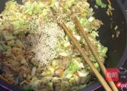 Illustration of how to make broccoli and pork buns 7