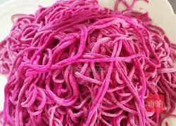 Illustration of how to make red dragon fruit noodles 4