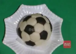 Illustration of how to make football steamed buns 7