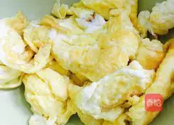 Illustration of how to make fried rice with chives and eggs 3