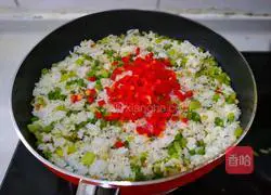 Illustration of how to make colorful fried rice 14