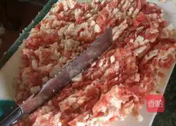 Illustration of how to make dumplings stuffed with pork and lotus root 5