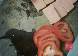 Illustration of how to make tomato, egg and ham sandwich 1