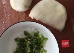 Illustration of how to make scallion pancakes 3