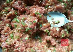 Illustration of how to make green onion pancakes 3