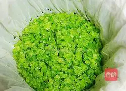 Illustration of how to make wonton stuffing with celery and fresh meat 5