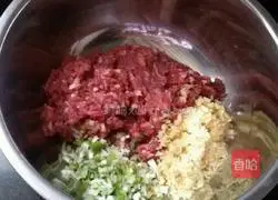 Illustration of how to make beef and carrot dumplings 4