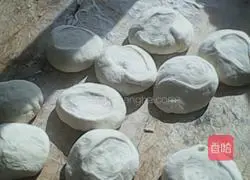 Illustration of how to make cabbage and pork dumplings 6