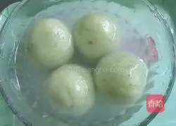 Illustration of how to make glutinous rice balls with spinach juice and bean paste 5