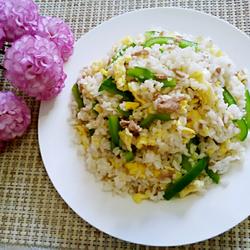 Fried rice with green pepper and shredded pork
