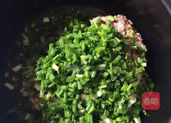 Illustration of how to make mushroom and pork dumplings 4