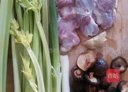 Illustration of how to make mushroom, celery and pork wontons 1