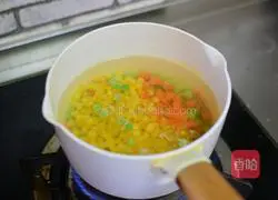 Illustration of how to make colorful fried rice with shrimps 3