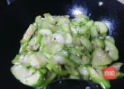 Illustration of how to make loofah and egg fried cakes 10