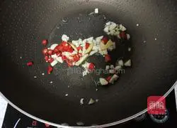 Illustration of how to make flower nail powder 9