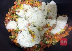 Illustration of how to make colorful fried rice 5