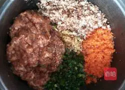 Illustration of how to make mushroom and meat dumplings 4