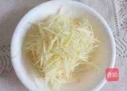 Illustration of how to make shredded potato pancakes 2