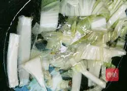 Illustration of cooking noodles with mushrooms and cabbage 8