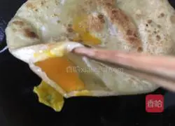 Illustration of how to make egg-filled pancakes 9