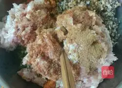 Illustration of how to make carrot, mushroom and pork dumplings 4