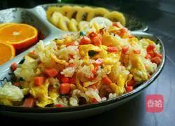 Illustration of how to make ham, sausage and egg fried rice 12